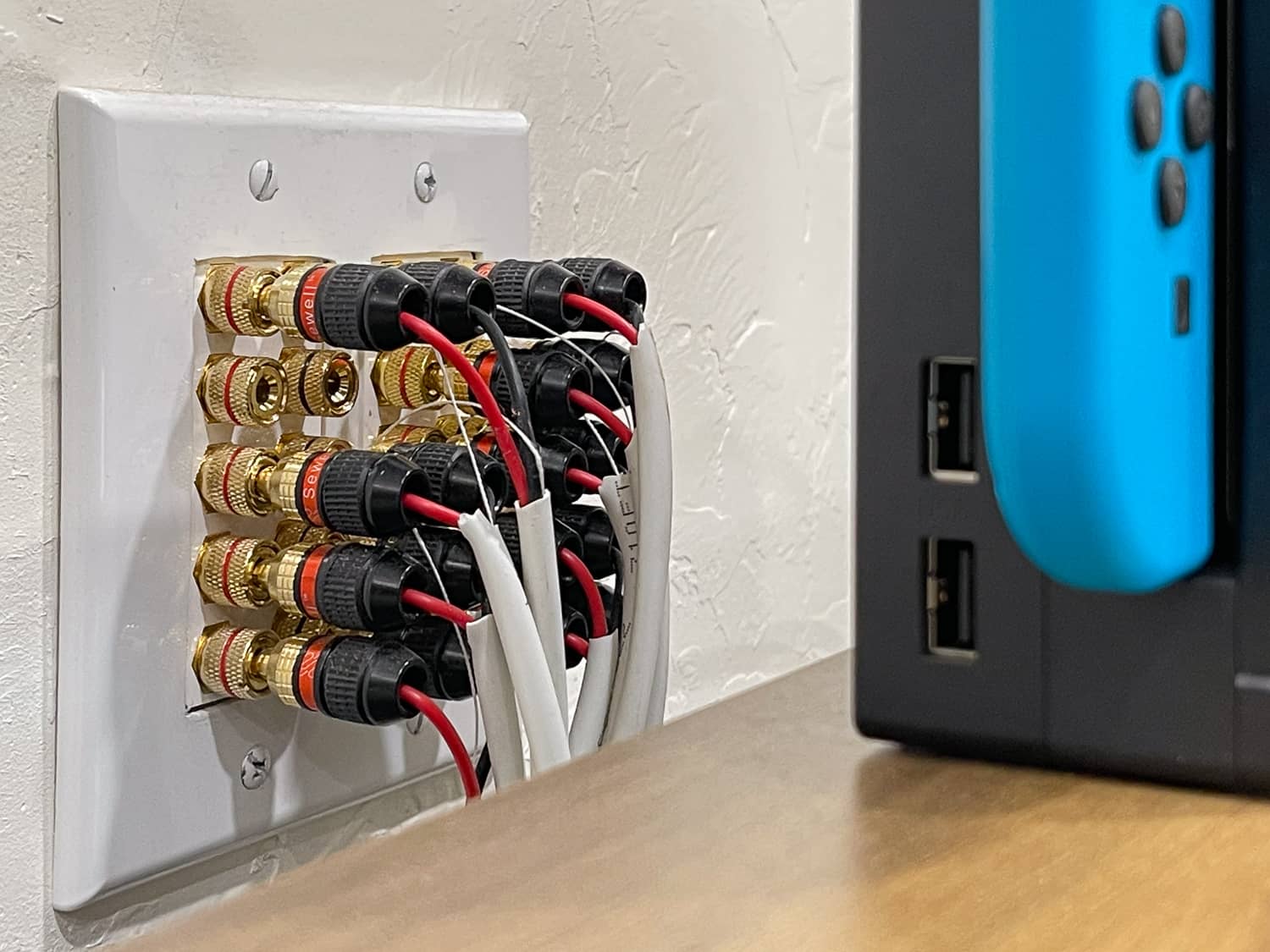 Built-in audio features inside a WFM tiny home